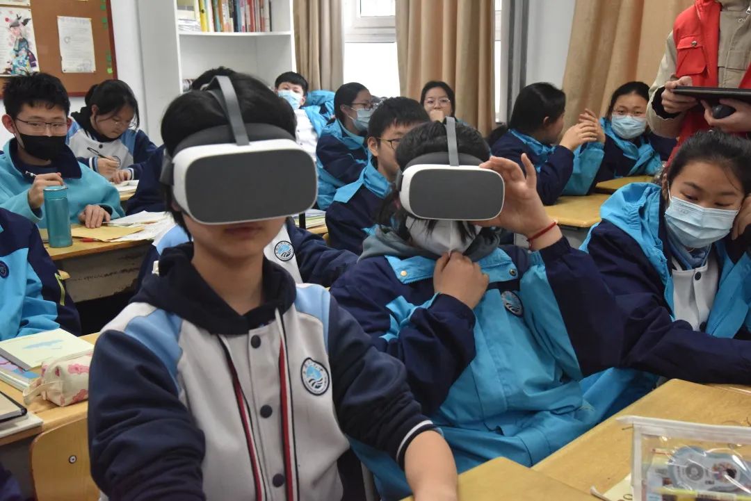 三十九中的学生正在进行VR互动体验.jpg