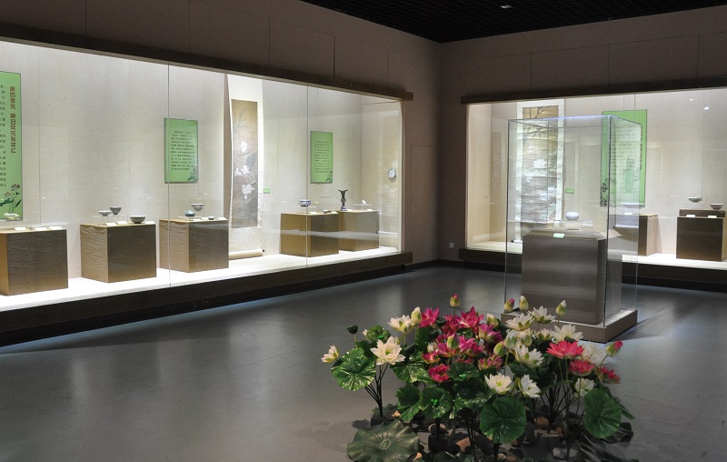 撷芳雅颂——馆藏花卉题材珍品展展厅一角.jpg