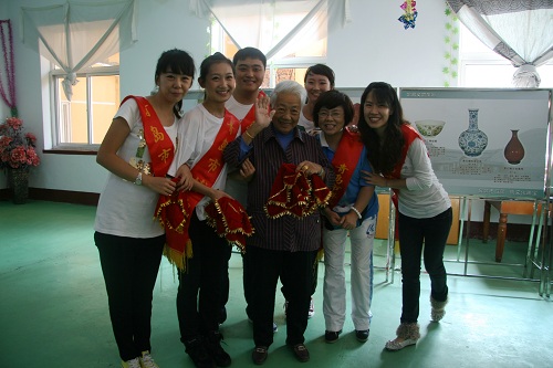 16.2012年重阳节前夕，张新平老师和志愿者到老年公寓为老年观众进行文化志愿服务。.JPG