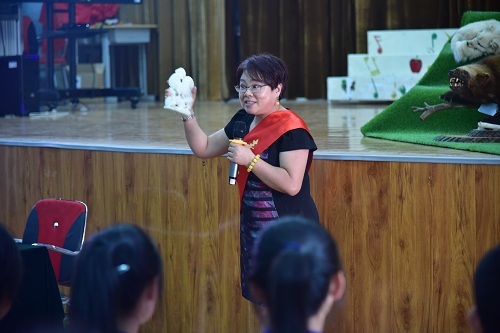 文化志愿宣讲团走进即墨七级中学为同学们带来“博物馆里的动物世界”.JPG