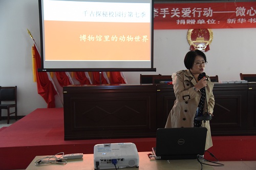 文化志愿宣讲团走进莱西市院上镇社区服务中心为留守儿童送去关爱.JPG