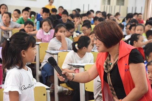 张新平老师在同安路小学为孩子们讲述博物馆里的动物世界.JPG