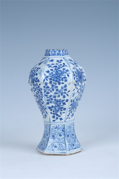 明天启青花花卉纹六方瓶.jpg