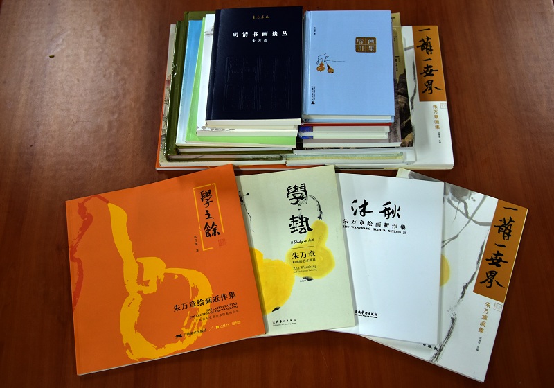朱万章捐赠图书.JPG