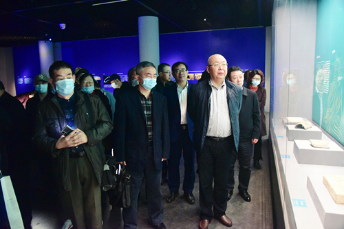 与会领导参观展览_副本_副本.jpg