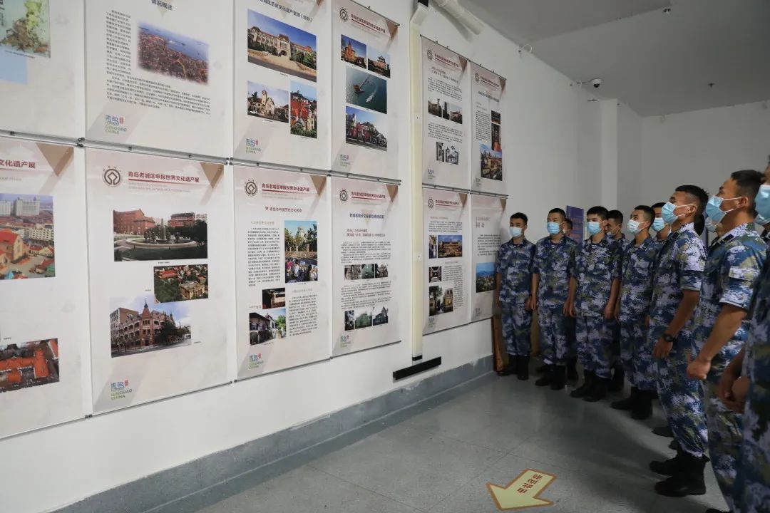 流动展览进潜艇学院.jpg