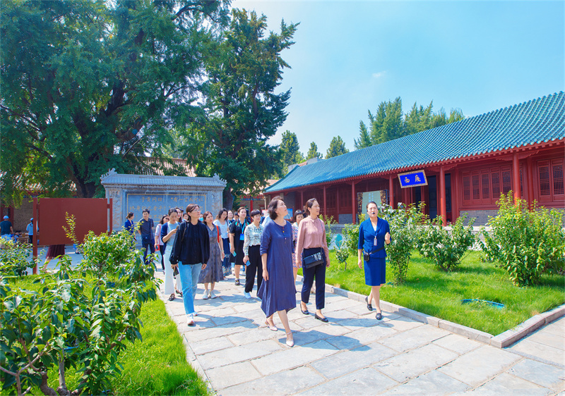 参观临沂孔庙馆区.jpg