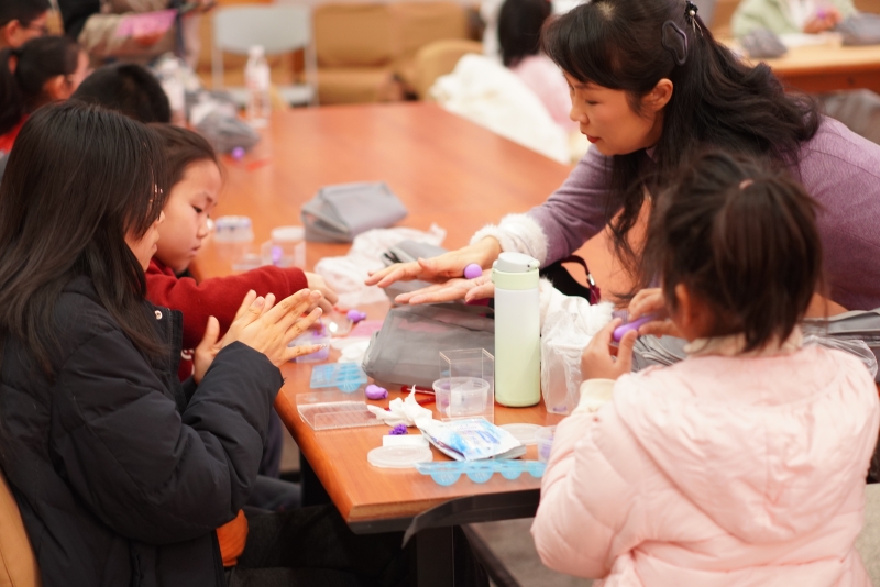 1772243618886486.jpg 小朋友们捏制丙午马生肖面塑.JPG