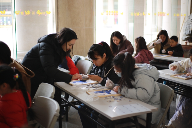 1772243638170049.jpg 亲子共同制作青花瓷拼贴画.JPG