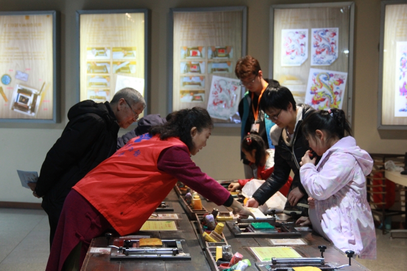 1772243648211401.jpg 观众制作木版年画.JPG