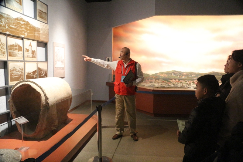 1772246060343011.jpg 志愿者老师讲解《青岛史话》.JPG