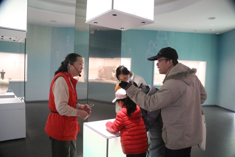 1772246071138883.jpg 志愿者老师讲解《窑火丹青》.JPG